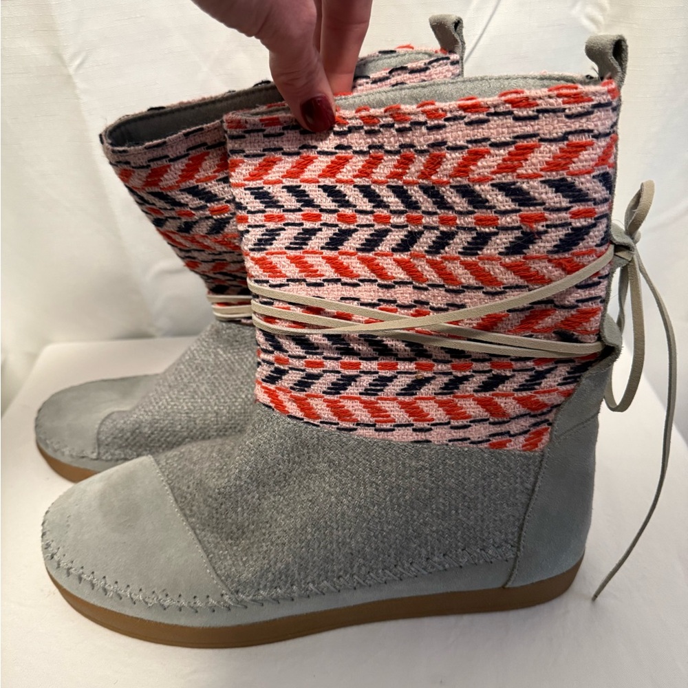 NWOT TOMS size 12.‎